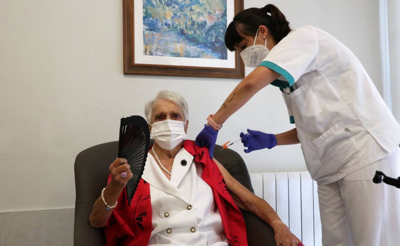 Vacunación Covid: Gipuzkoa se adelanta dos semanas y comienza a poner la tercera dosis a usuarios de residencias