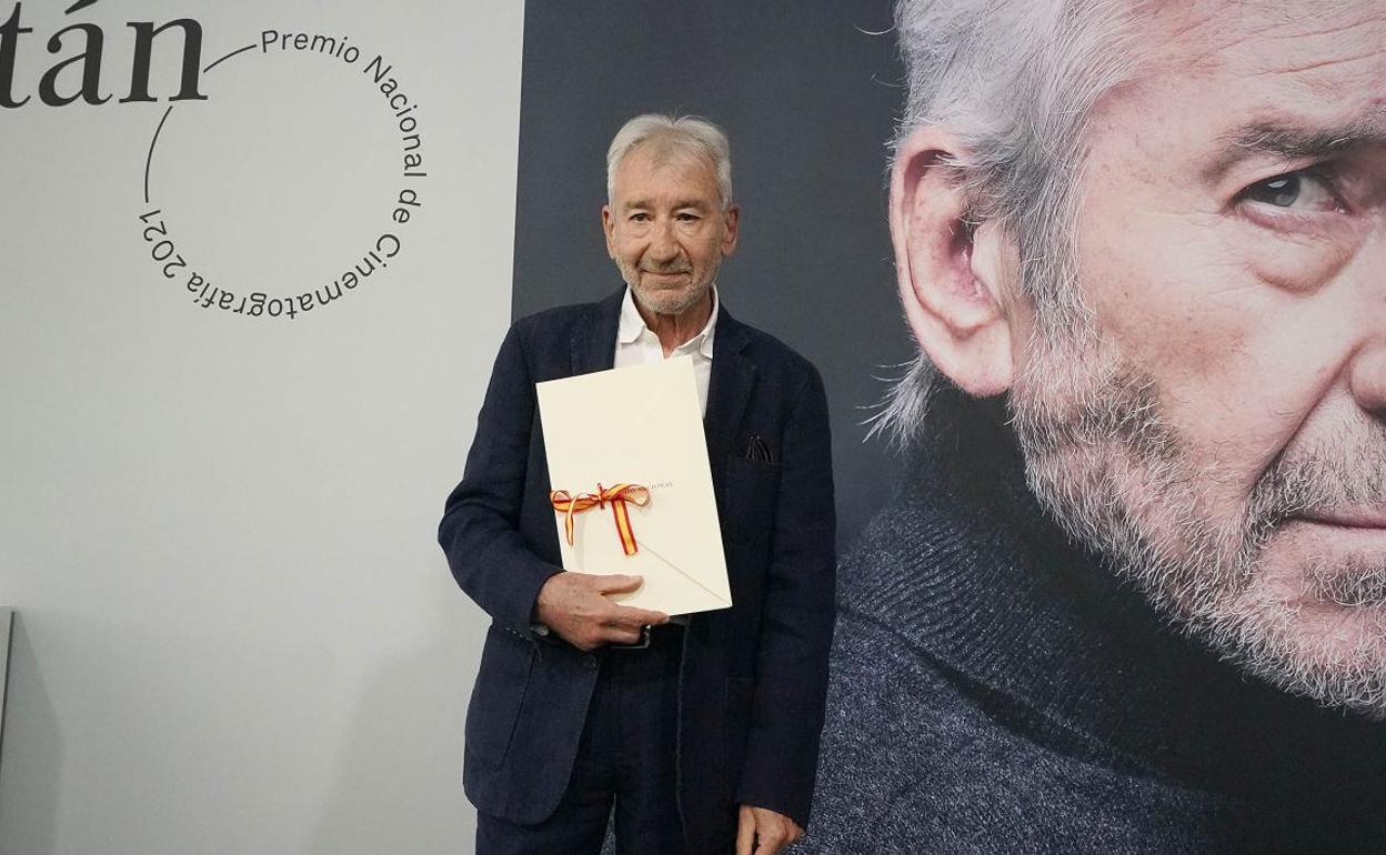 José Sacristán posa con el premio, este lunes en Tabakalera.