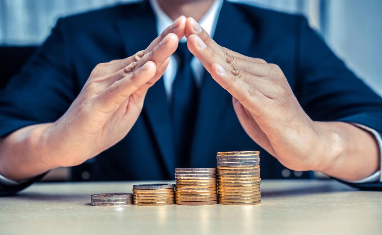 El pago de comisiones trae de cabeza a los clientes de las entidades financieras. 