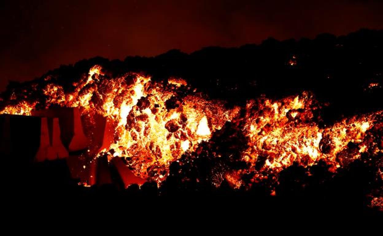 Primer plano del magma saliendo del volcán de La Palma. 