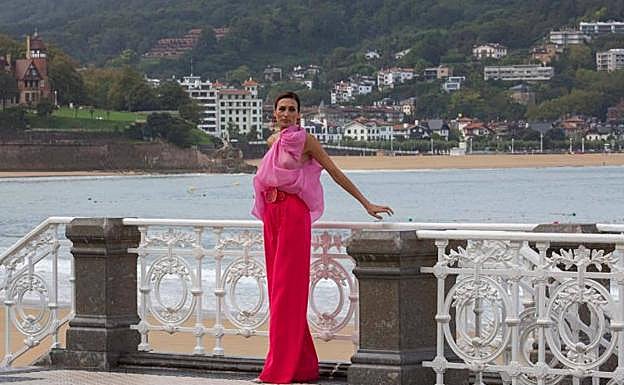 Nieves Álvarez en la barandilla de La Concha de San Sebastián. 