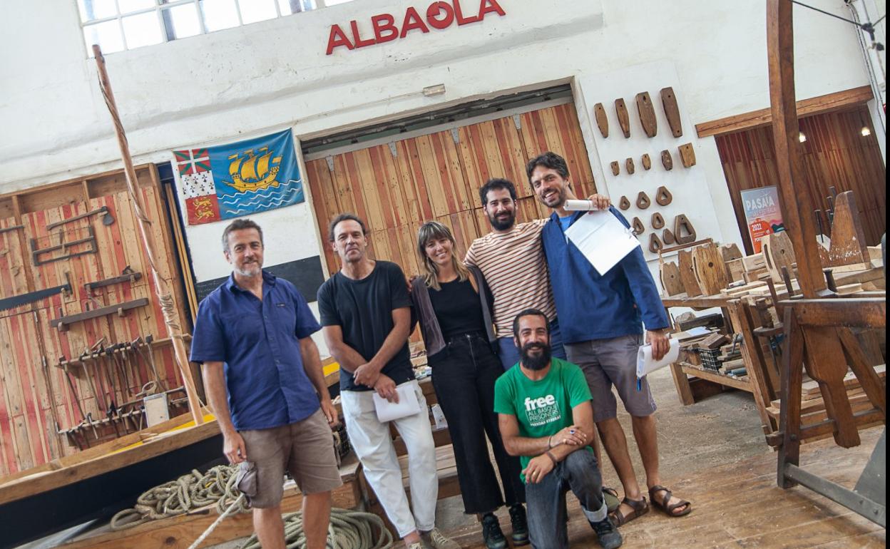 Xabier Agote, a la izquierda, con los cinco nuevos carpinteros de ribera formados en Pasaia. 