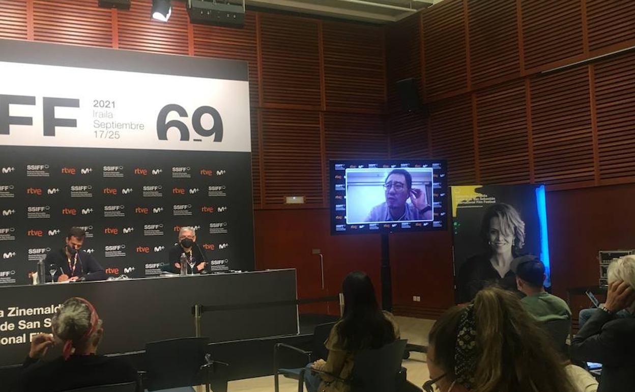 La rueda de prensa de presentación de 'Fire on the Plain' se ha desarrollado a través de una videoconferencia con el director.