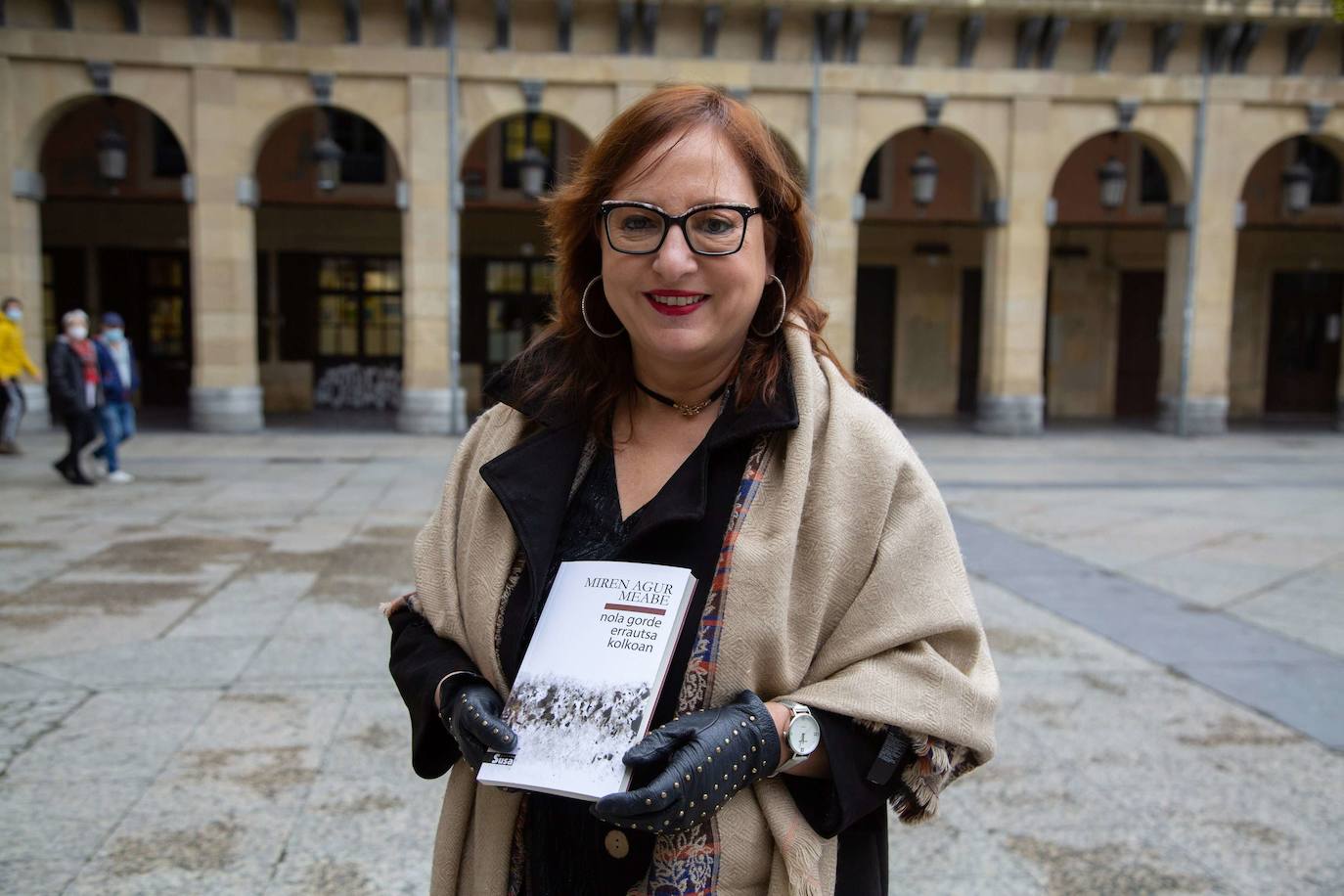 Miren Agur Meabe 'Nola gorde errautsa kolkoan' lanaren aurkezpenean. 