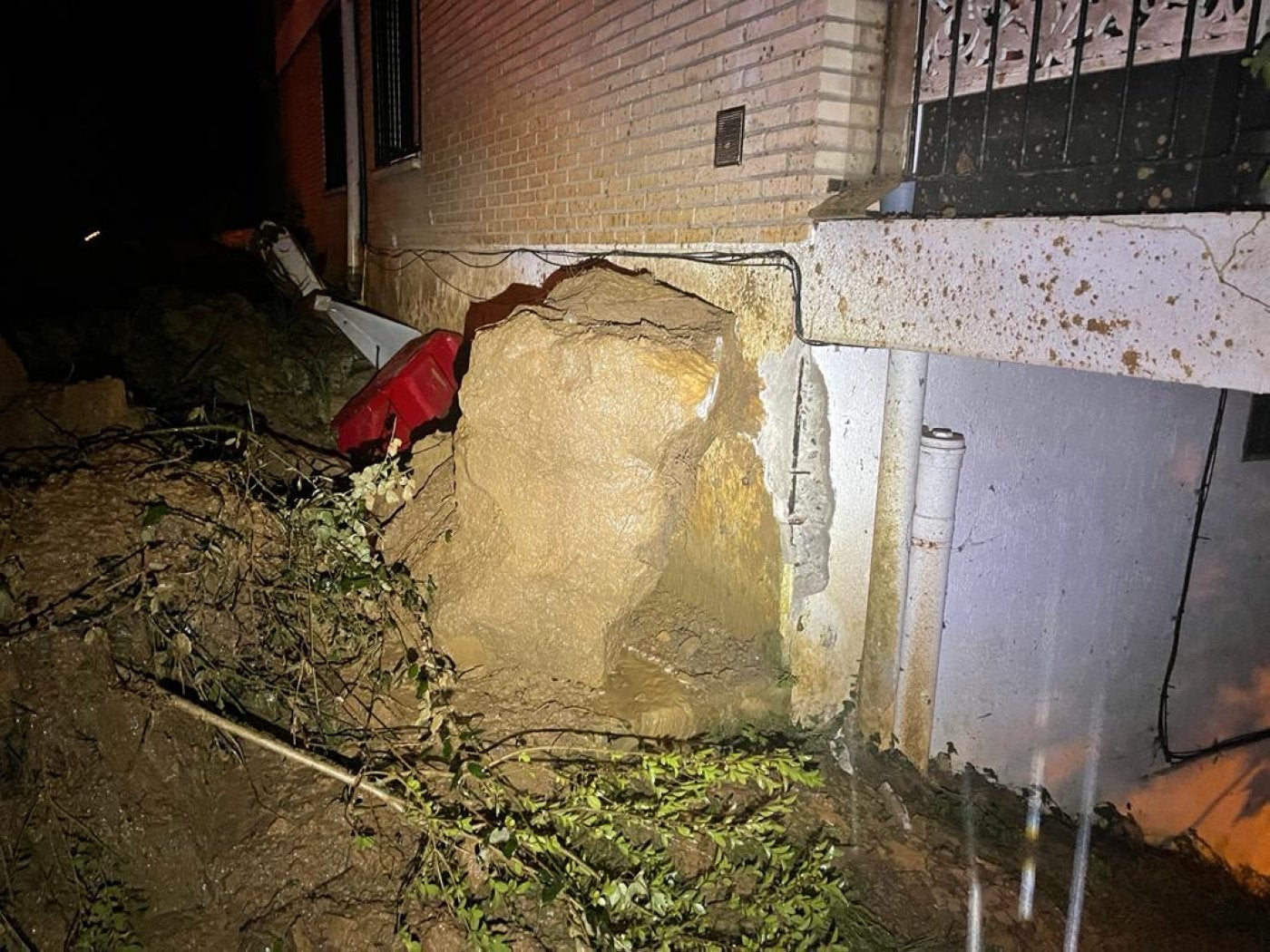 Imagen de la roca que impactó ayer contra la vivienda. 
