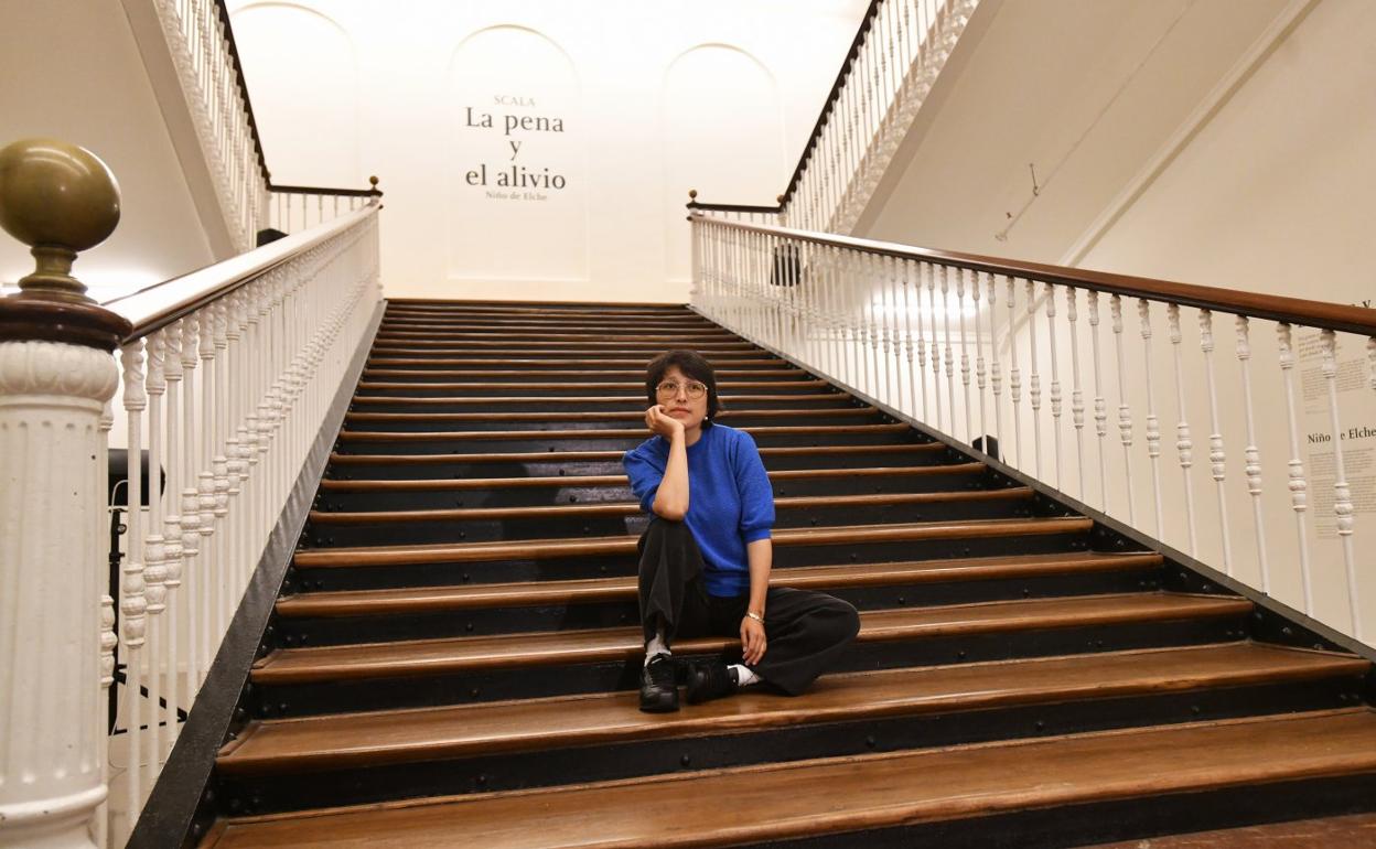 La directora Shahrbanoo Sadat, ayer en la escalinata de Tabakalera antes de ofrecer una charla sobre los desafíos que afronta el cine en su país. 