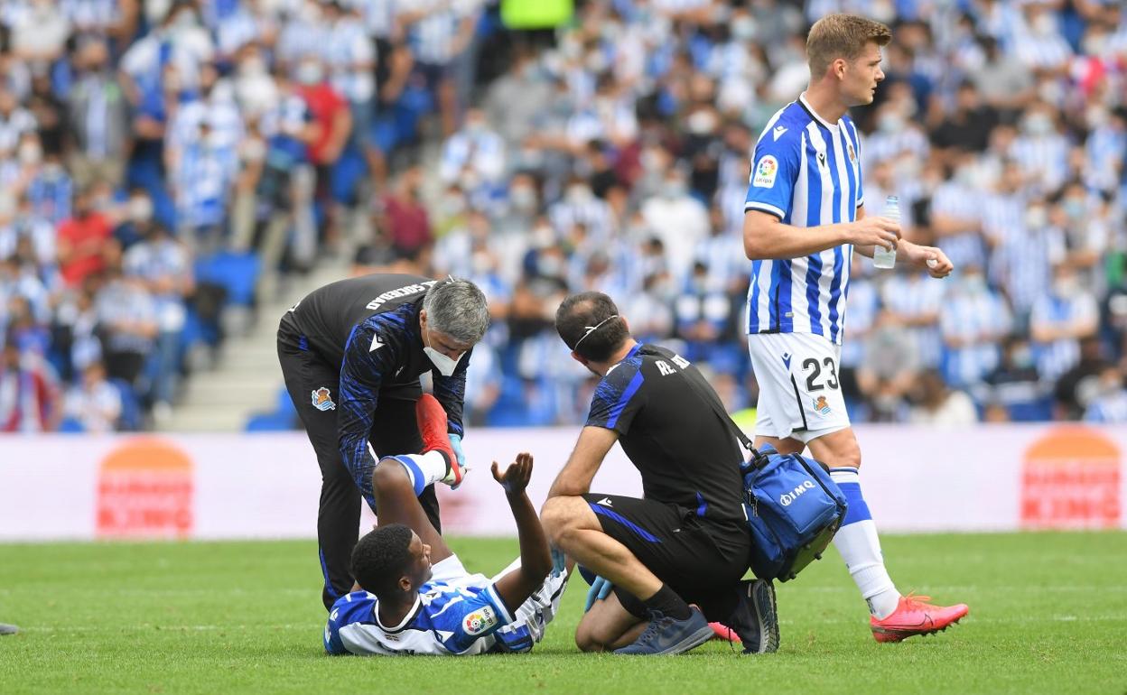 Sorloth tendrá que asumir la responsabilidad en ataque ante la baja de Isak, en la imagen atendido por Barrera y Soroa en Anoeta.