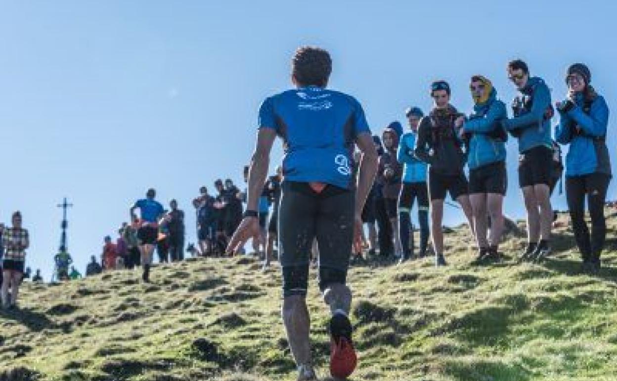 Corredores animados por los aficionados que se congregaron en los alrededores de la cima del Gorbeia.