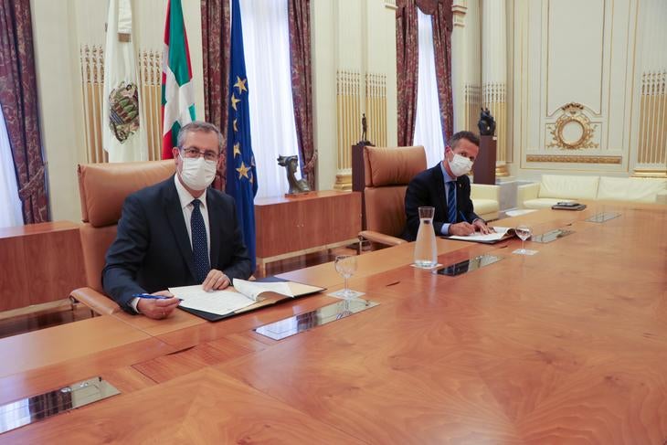 Markel Olano y Jokin Bildarratz firman el acuerdo