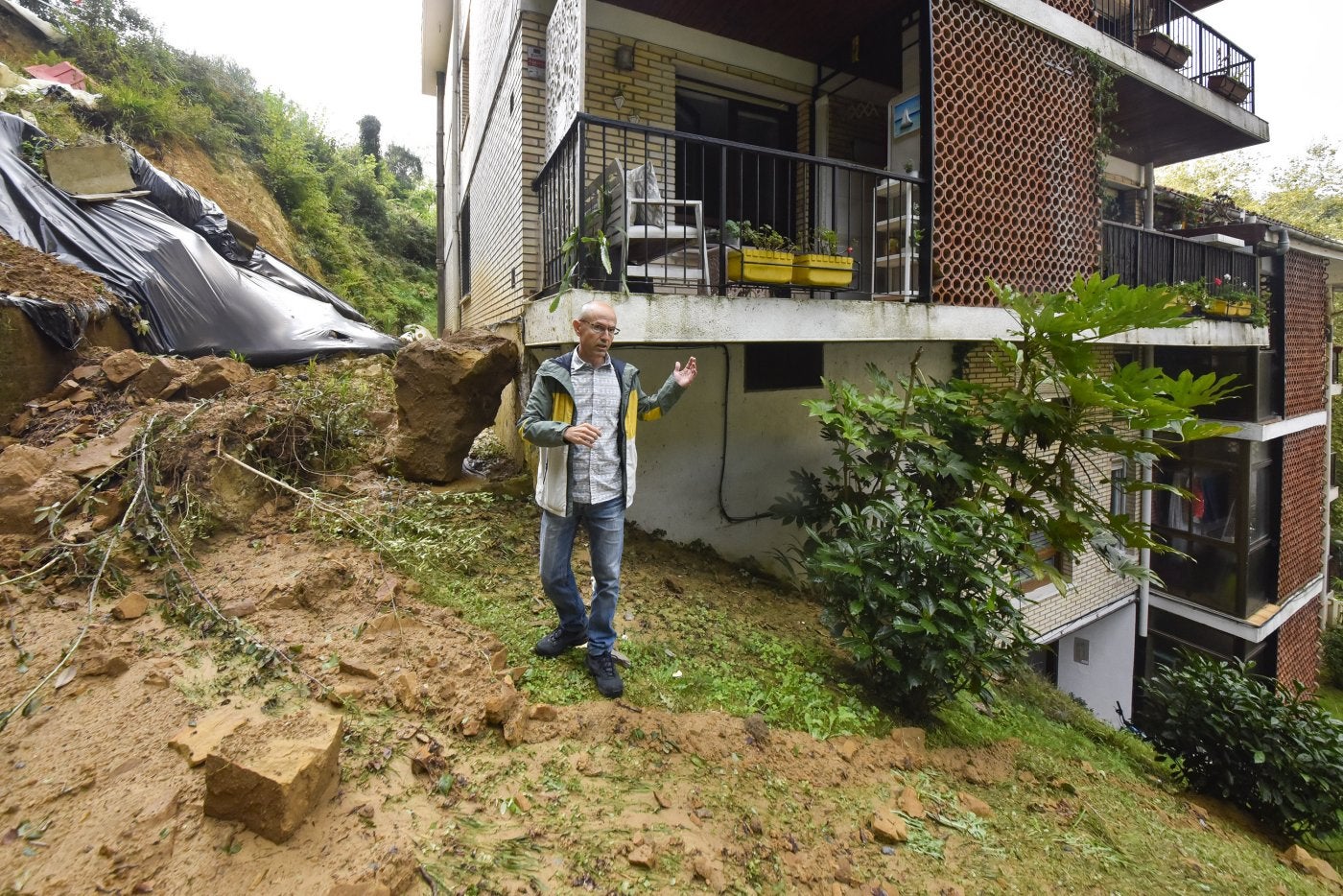 Por los pelos. La roca de gran tamaño pudohaber caído hasta el portal, situado másabajo, de haber tenido otra trayectoria. 