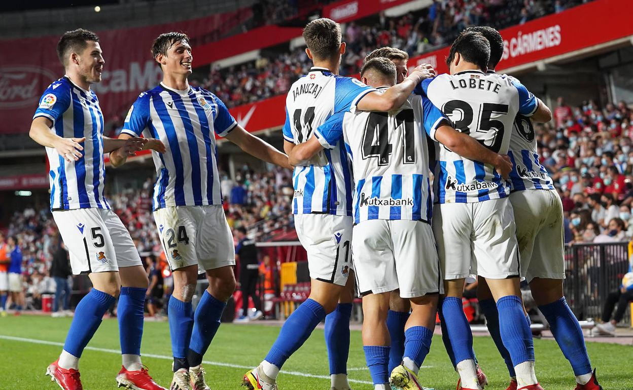 Los jugadores de la Real celebran el gol de la victoria de Aritz.