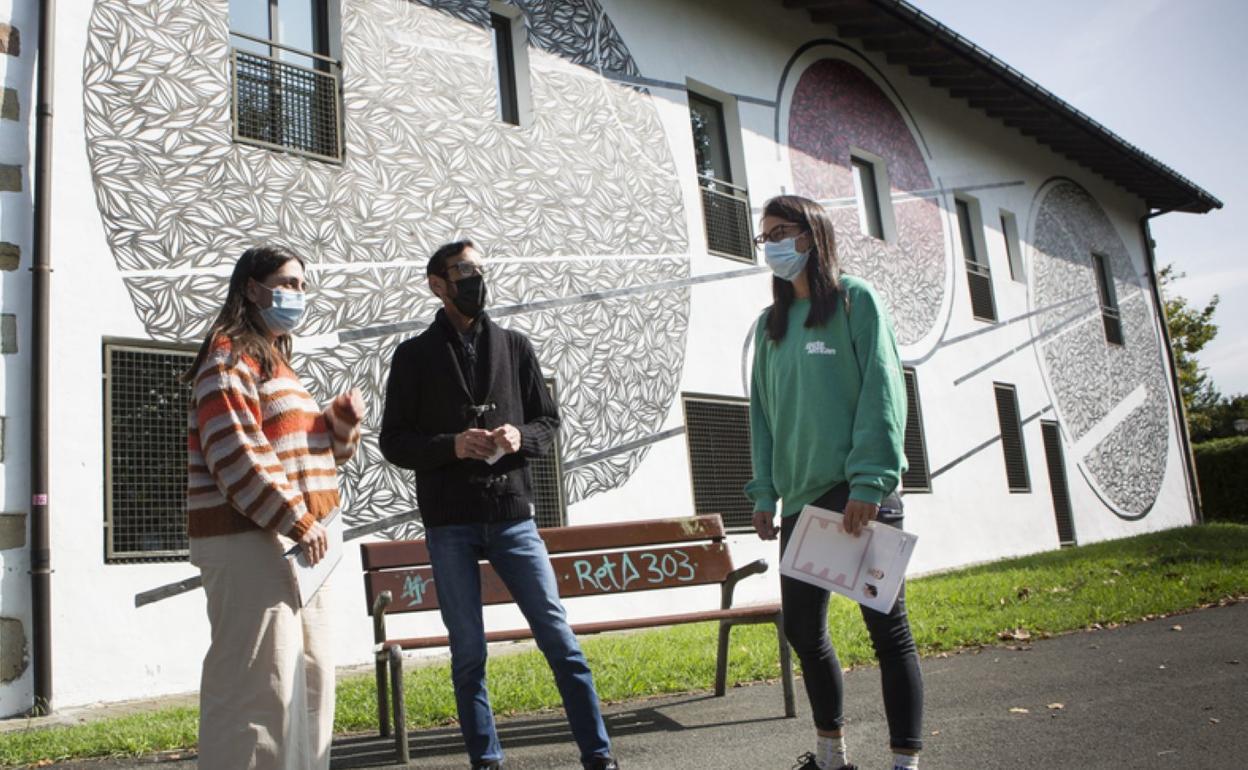 Maite Tolosa, Santi Jiménez y Ane Calvo, ante el nuevo mural. 
