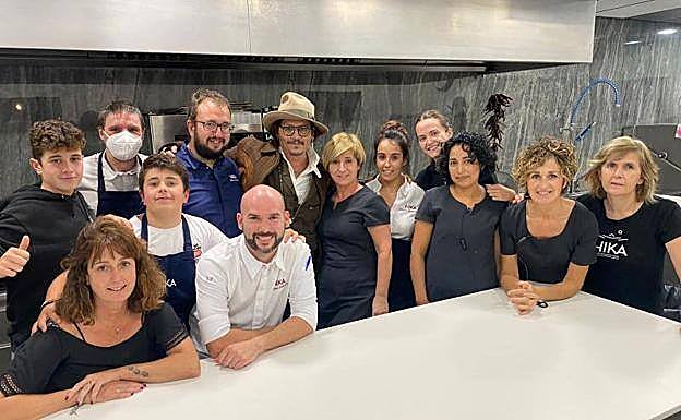 Depp con todo el equipo de Hika al terminar su cena de ayer.
