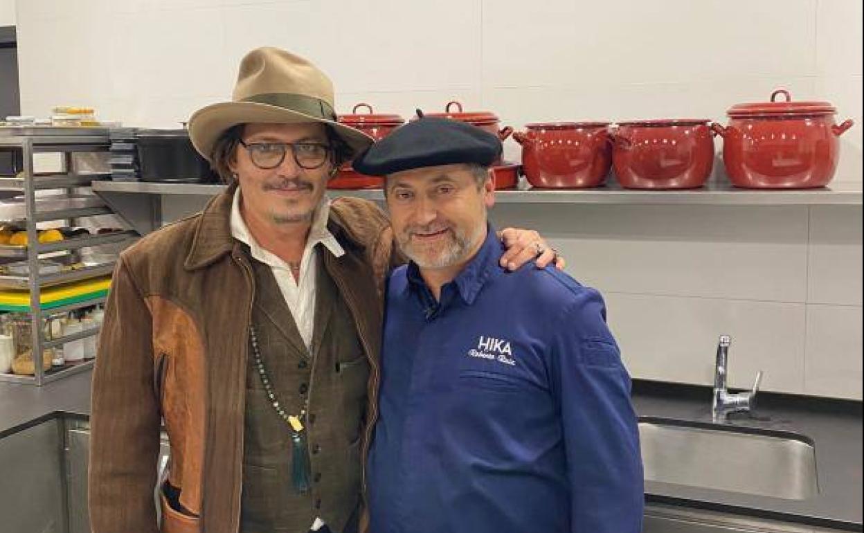 Johnny Depp posa con Roberto Ruiz en su cocina de Hika, en Amasa, tras la cena de ayer. El cocinero le regaló una de sus clásicas txapelas.