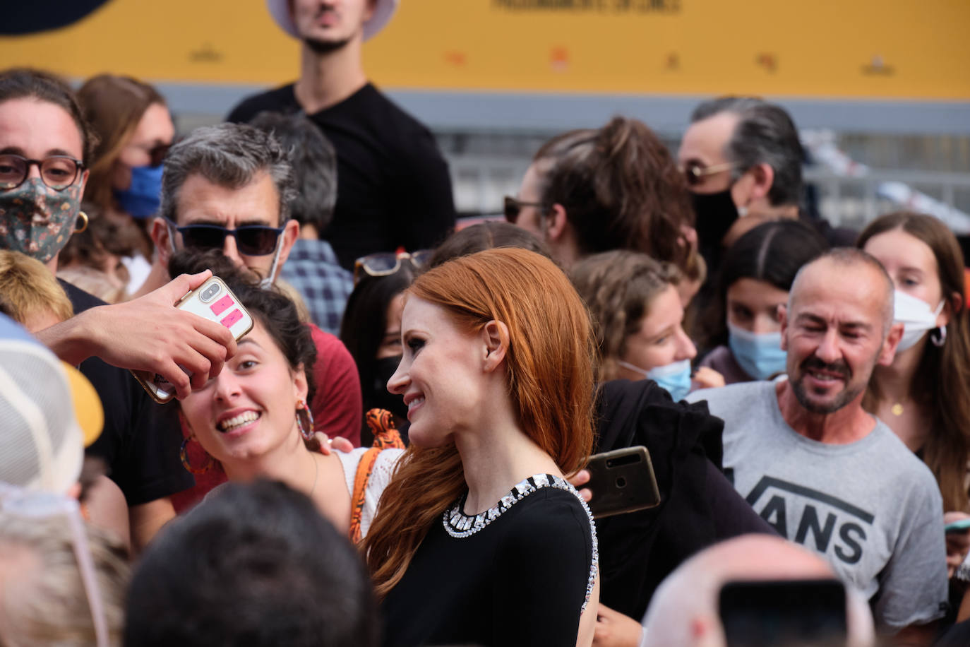 El equipo de 'The Eyes of Tamy Faye' presenta este viernes (16.00 horas) su película a concurso en la Sección Oficial del Zinemaldia. La actriz americana Jessica Chastain ha sido unas de las grandes atracciones del photocall que ha tenido lugar en la terraza del Kursaal.