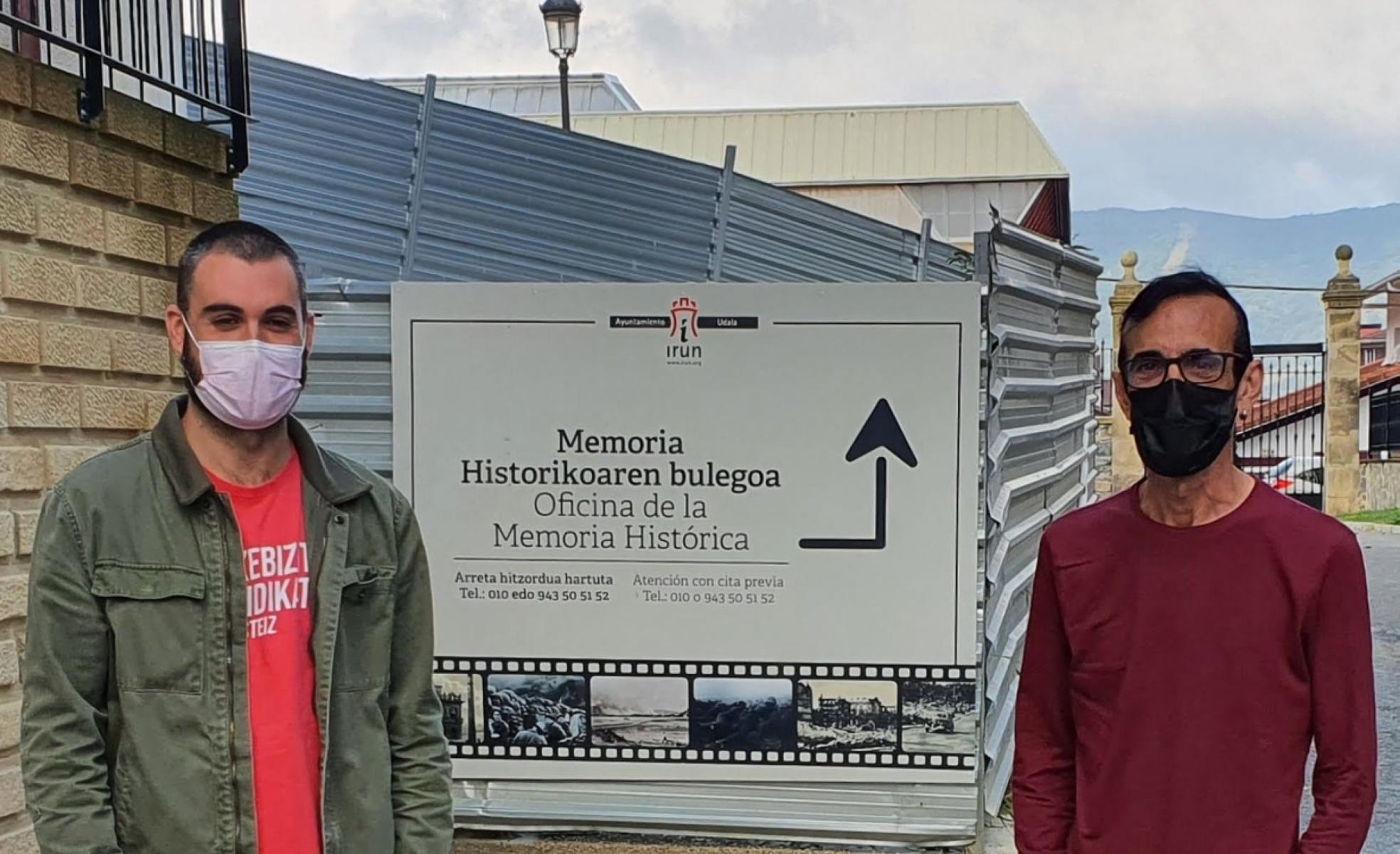 Arroyo y Jiménez, junto al cartel que indica la entrada a la Oficina de Memoria Histórica, en la parte baja de los jardines de Ikust-Alaia. 