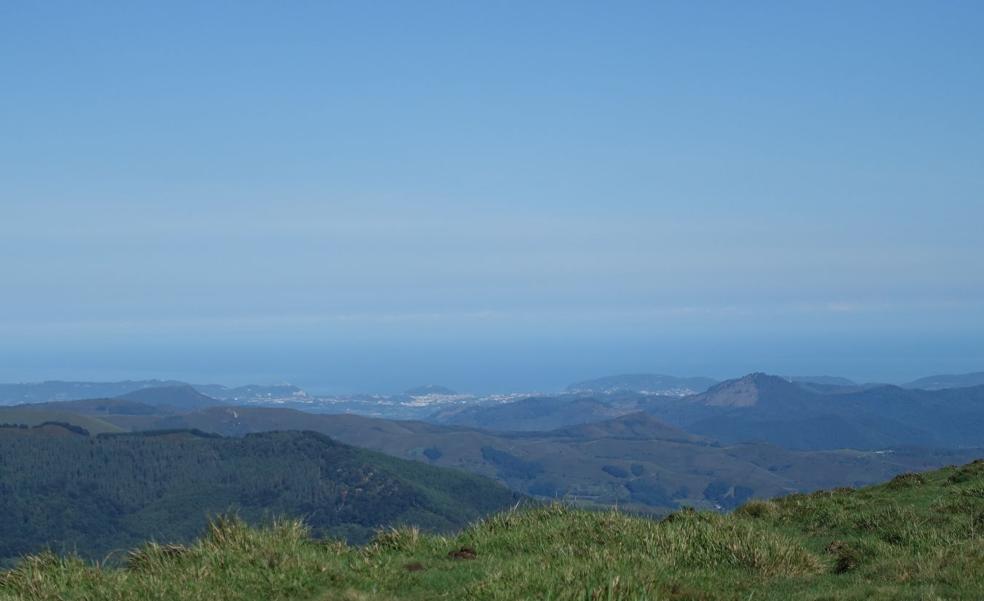 Al fondo el mar Cantábrico en el que destaca la bahía de La Concha con isla de Santa Clara. 