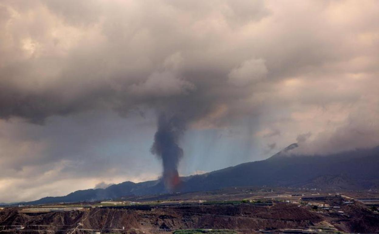 Columna de humo tras la erupción volcánica. 