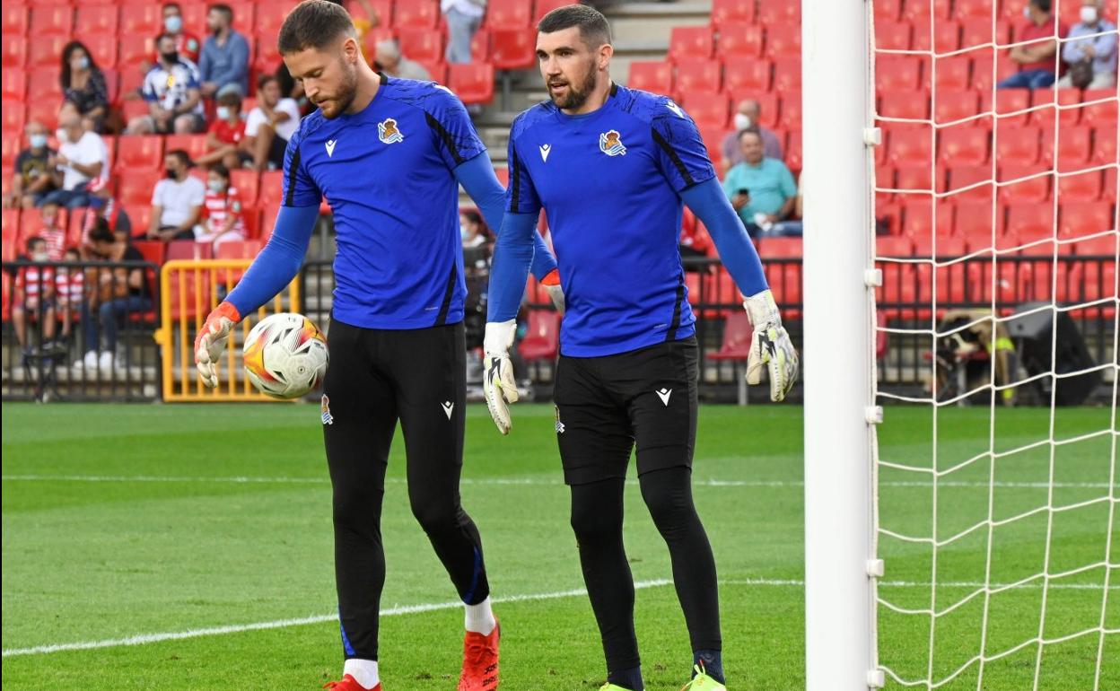 Álex Remiro y Maty Ryan calientan antes del partido ante el Granada en Los Cármenes. 