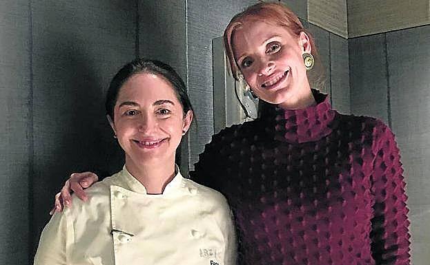 Jessica Chastain acaparó ayer los focos. La víspera había tomado fuerzas para una jornada tan apretada en Arzak. Y posó con Elena Arzak.