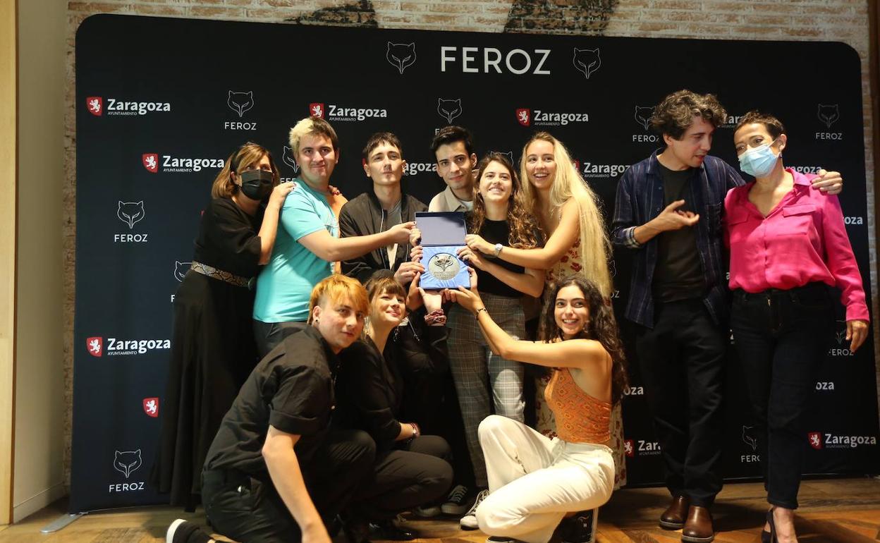 El director y los actores de 'Quien lo impide' posan con el premio Feroz otorgado este sábado por la prensa. 