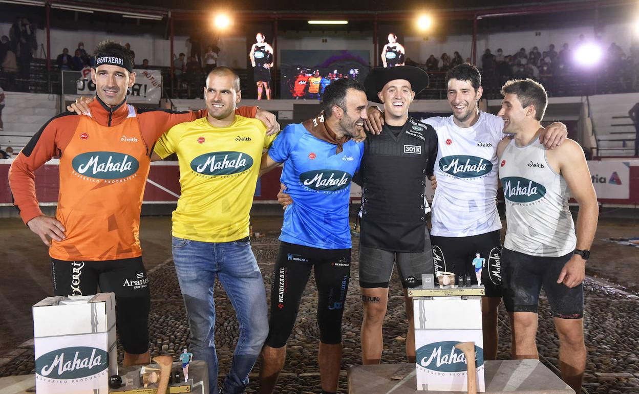 Todos los participantes, masculinos y femeninas, posan tras el esfuerzo en la plaza de toros de Azpeitia. 