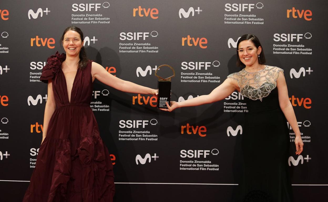 La directora Alina Grigore y la productora Gabi Suciu sostienen la Concha de Oro ganada por 'Crai Nou / Blue Moon'. 