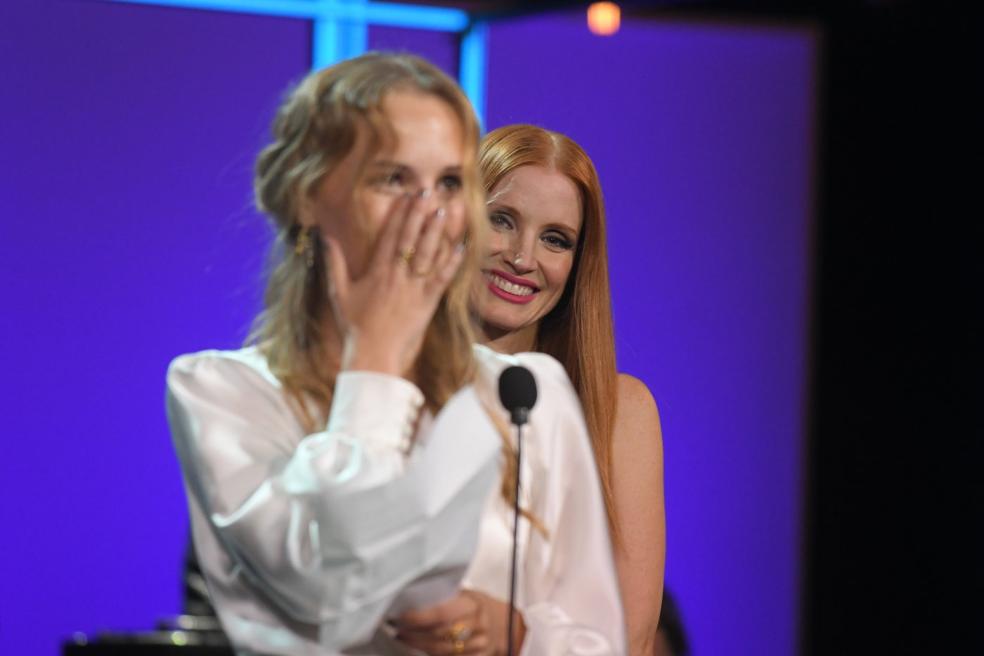 Jessica Chastain sonríe mientras Flora Ofelia Hofmann agradece el premio de mejor interpretaciónque las dos compartieron. 