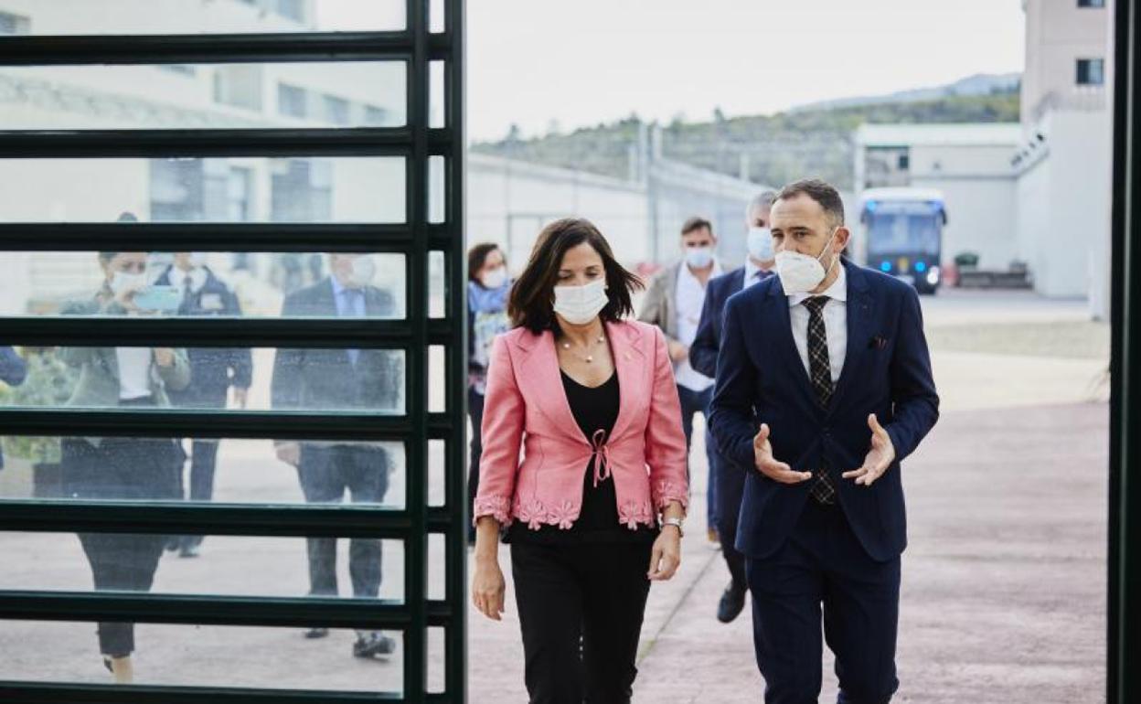 Beatriz Artolazabal y Denis Itxaso, en su visita del pasado viernes a la cárcel alavesa de Zaballa.