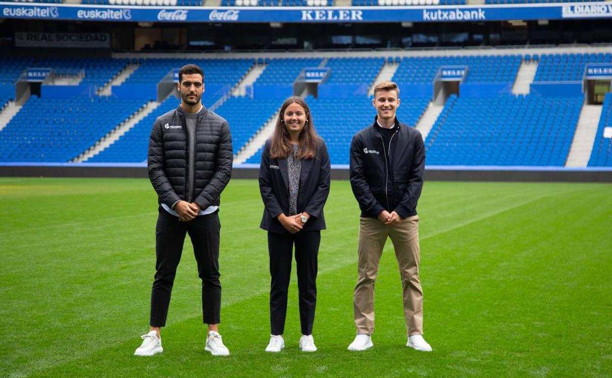 Mikel Merino, Amaiur Sarriegi y Beñat Turrientes durante la presentación este lunes de la nueva colección de ropa de la Real Sociedad.