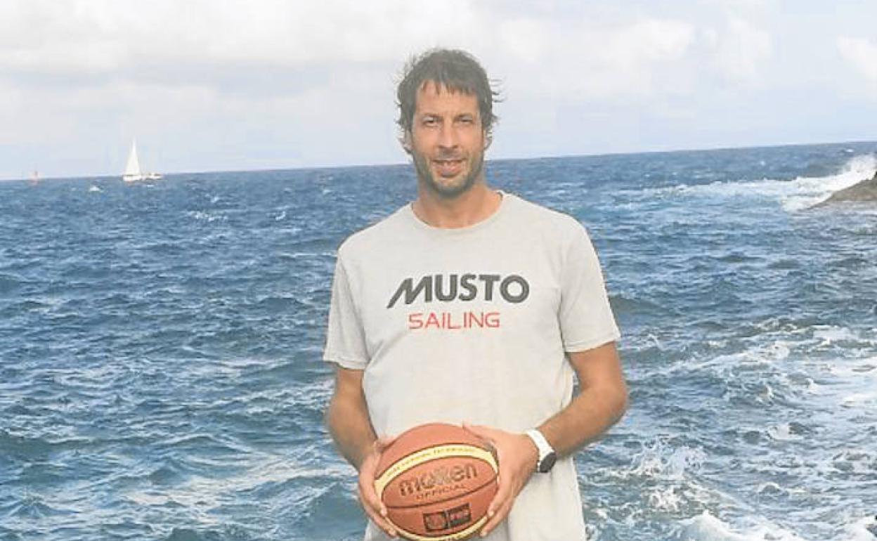 Otegi, en Menorca, donde está afincado con su pareja y sus hijos.