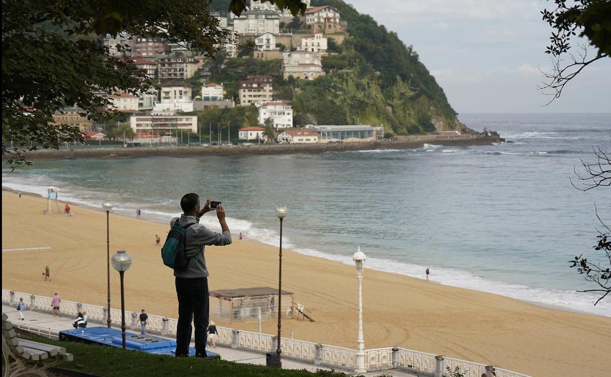 Un hombre saca una fotografía en el Palacio Miramar.