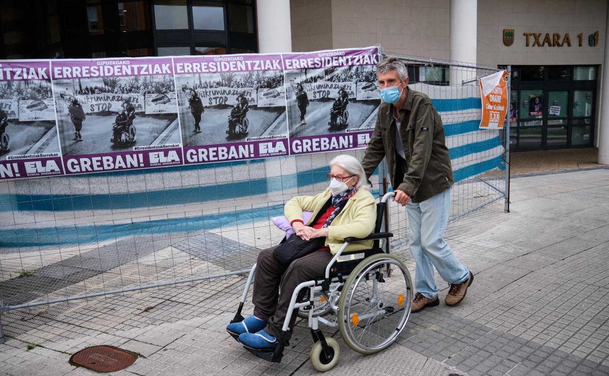 Julen acompaña a su madre María durante el turno de visitas de ayer. 