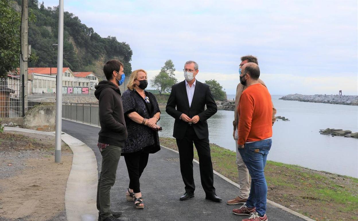 El diputado general, Markel Olano, y la diputada de Infraestructuras Viarias, Aintzane Oiarbide, acompañados por los alcaldes de Mutriku y Deba, Joseba Palenzuela y Gilen García