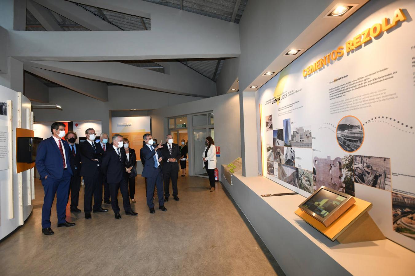 Fotos: El Lehendakari reconoce el «compromiso, vocación profesional y cultural» del Museo de Cementos Rezola