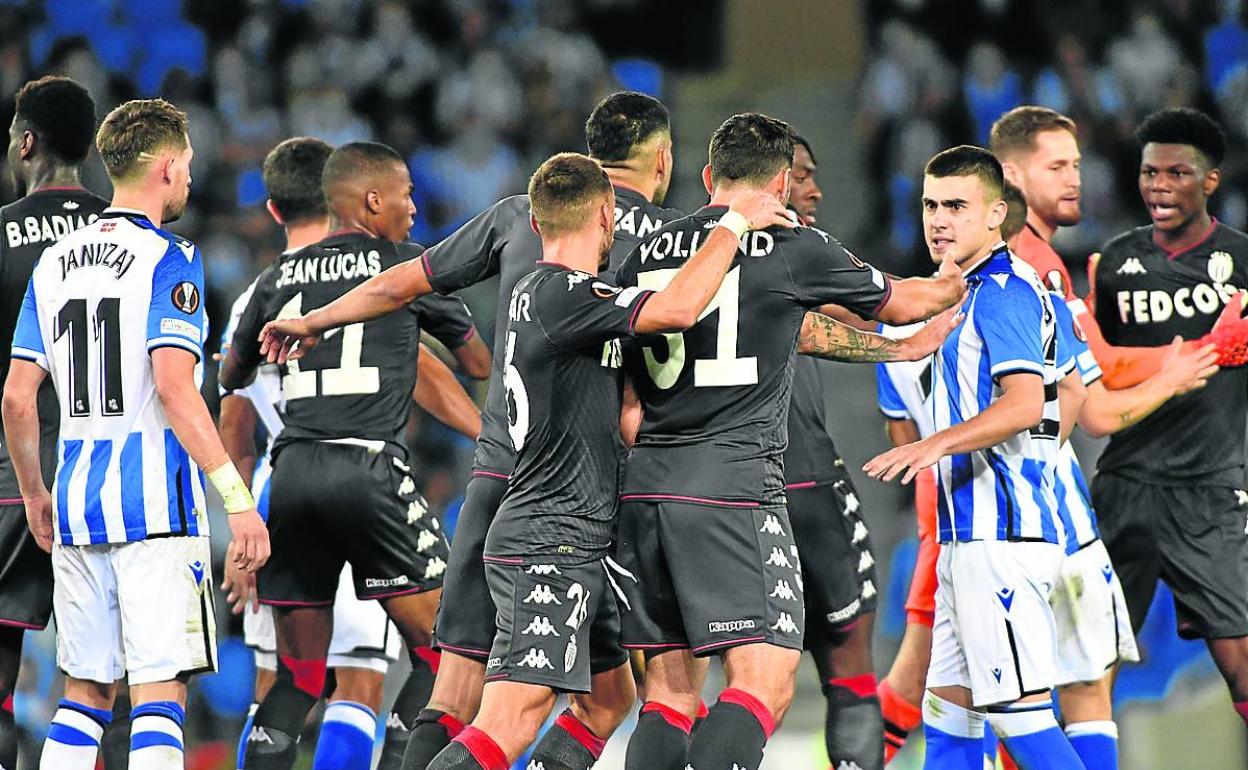 Momento en el que los jugadores de la Real y el Mónaco se enfrentaron en el descuento. 