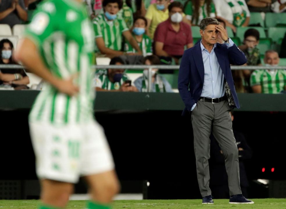 Preocupación. Míchel, pensativo durante un encuentro del Getafe ante el Betis esta temporada. 