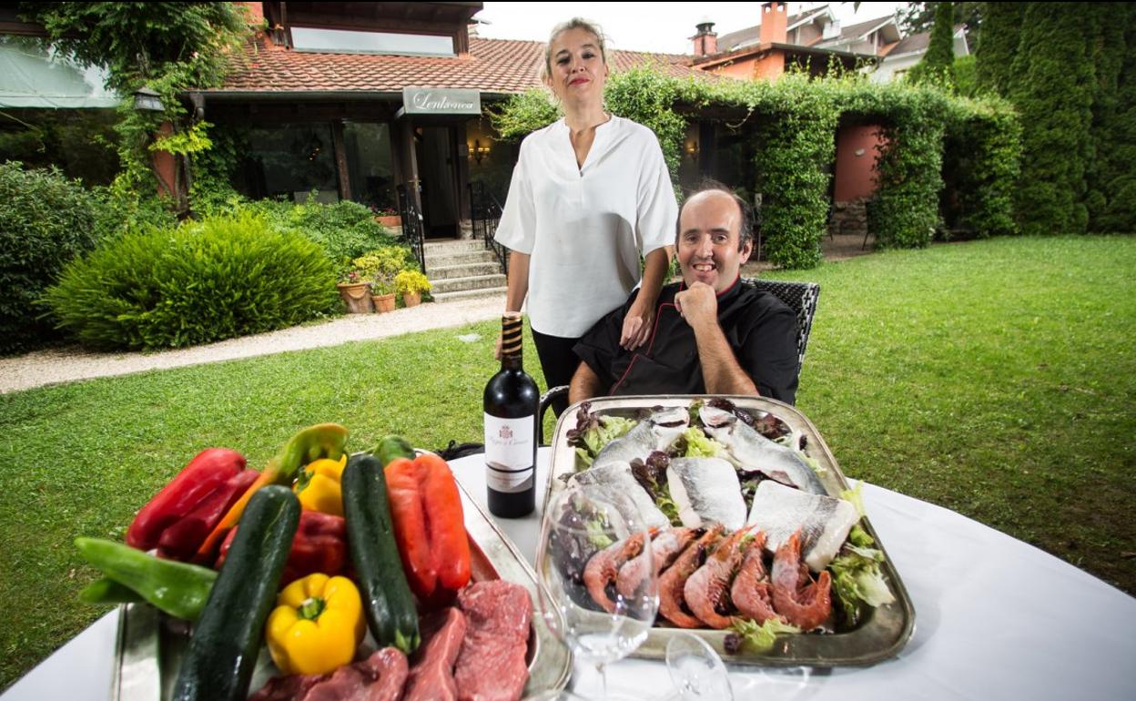 Reyes y Aitor, ante el hermoso restorán Lenkonea, donde ofrecenuna amplia gama de gustosos platos.