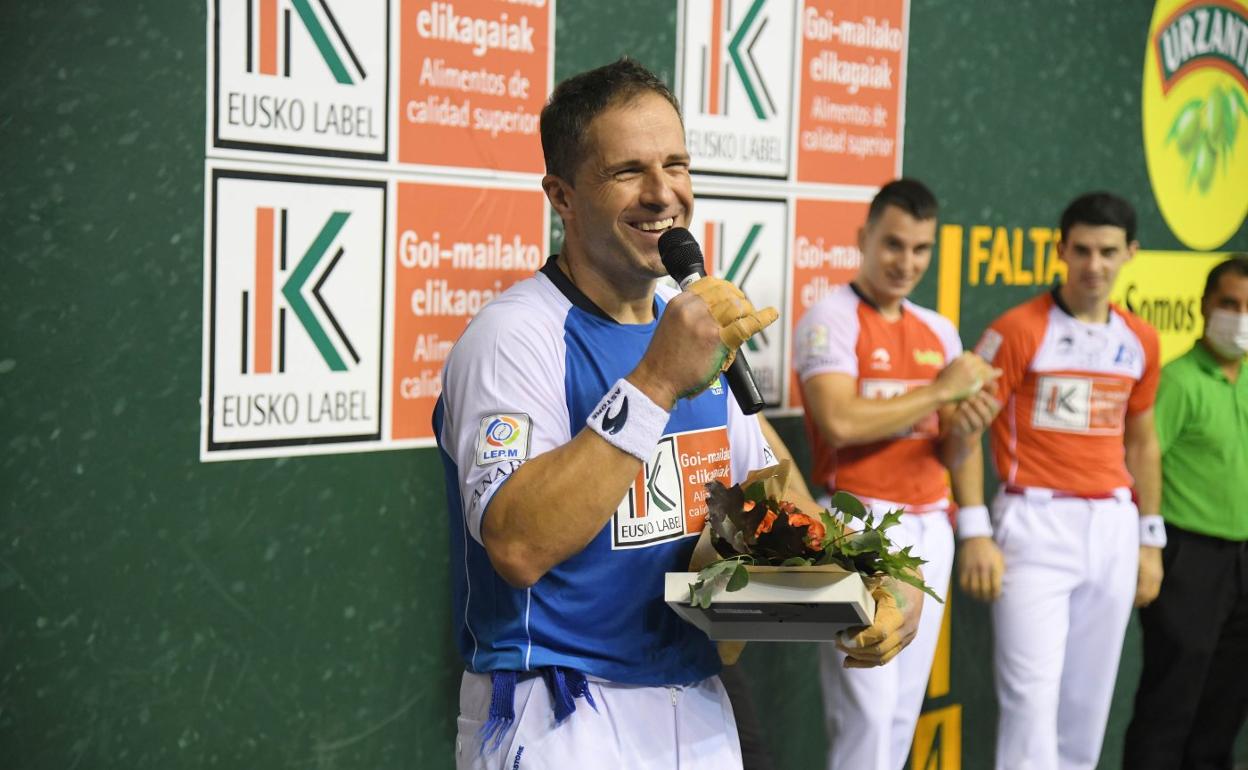 Aimar Olaizola dedica palabras de agradecimiento al público en presencia de Ander Imaz y Jokin Altuna. 