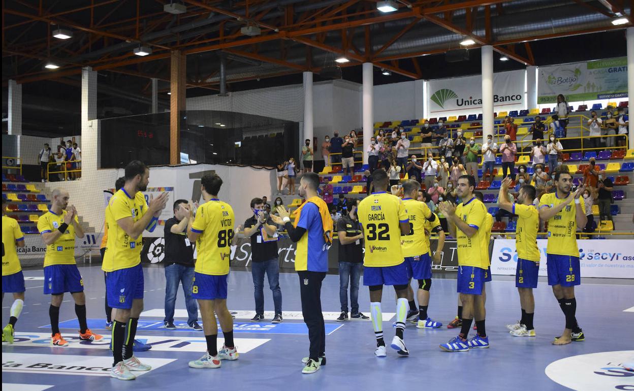 Los jugadores del Bidasoa Irun aplauden tras el triunfo logrado en Antequera.