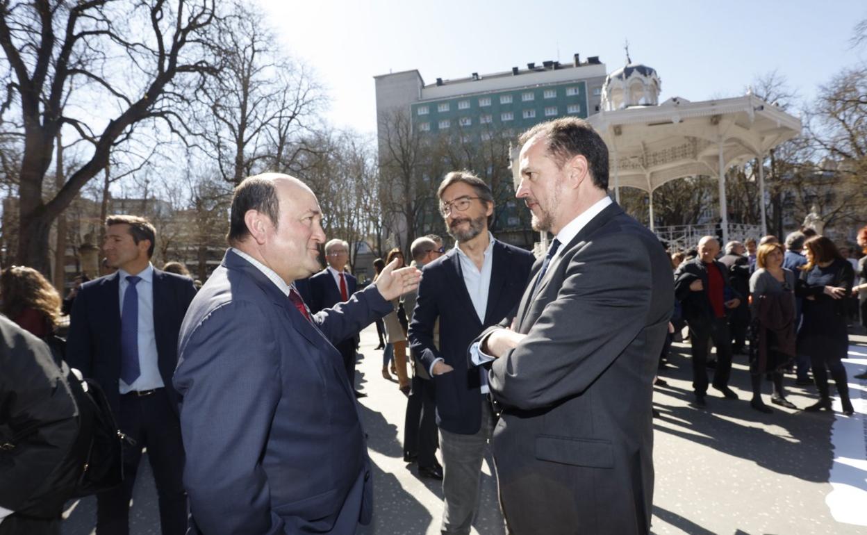 Andoni Ortuzar y Carlos Iturgaiz conversan ante Iñaki Oyarzábal en el Día Europeo de las Víctimas del Terrorismo de 2020 en Vitoria. 