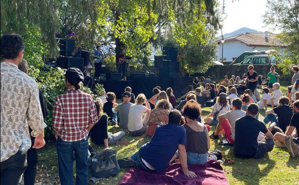 Usopop jaialdia orain hamar egun Saran. 