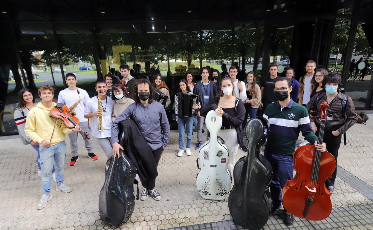 Parte del alumnado de Musikene, que podrá disfrutar de su auditorio lleno, posa ayer para este periódico. 