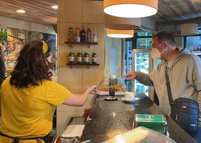 Imagen secundaria 1 - Bares y cafeterías de Euskadi recuperan en el consumo en barra tras el fin de las linitaciones de aforo