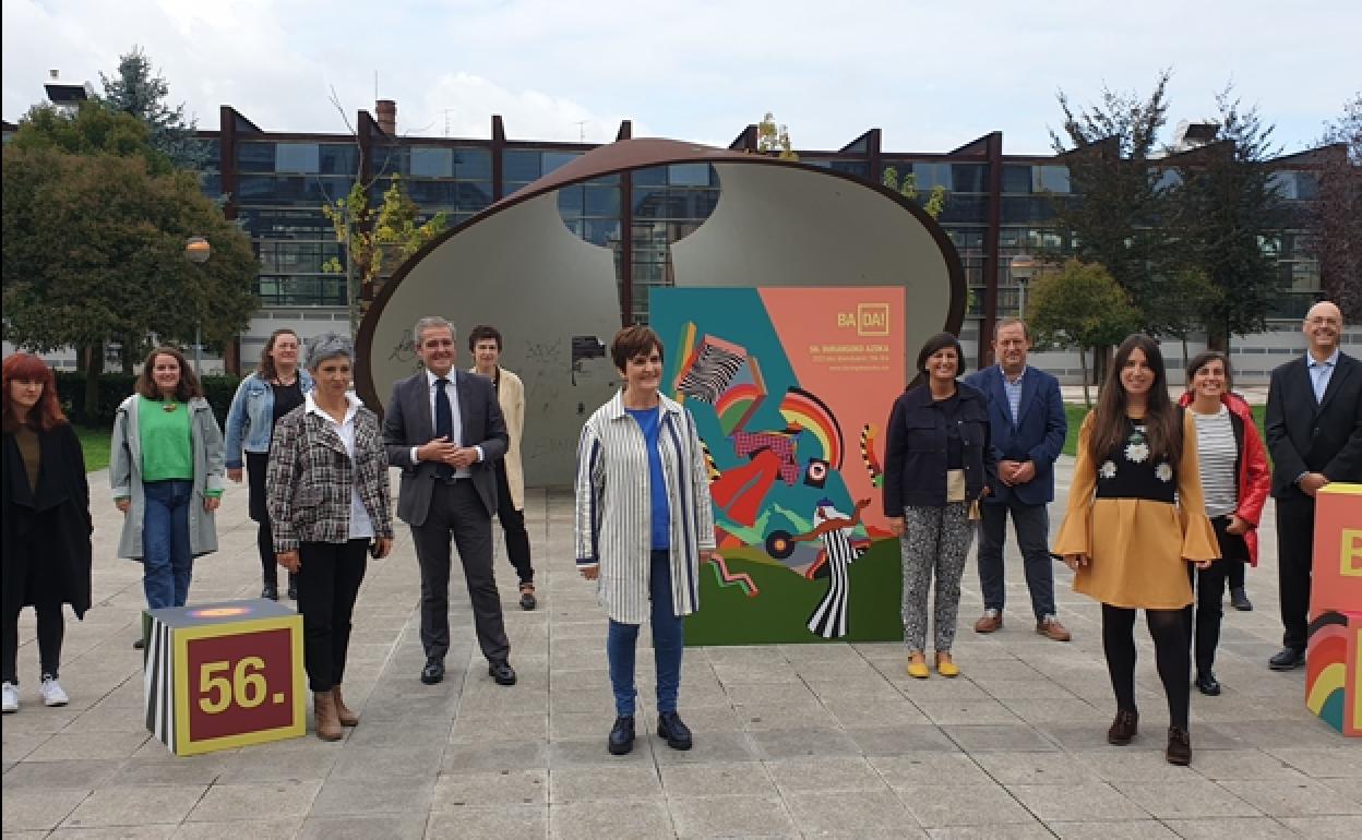 Durangoko Azokako aurkezpenean egindako talde argazkia 