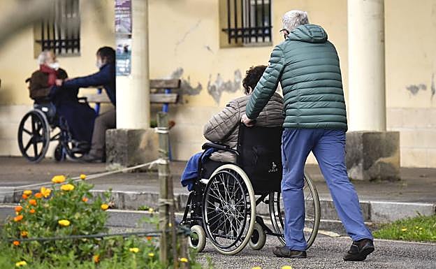 Las residencias eliminan restricciones en paseos y visitas desde este jueves