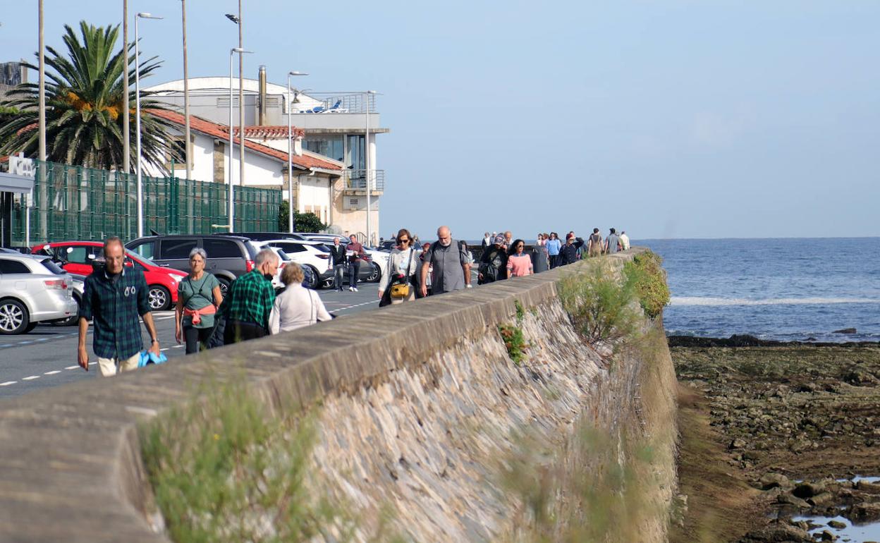Varias personas caminan por el paseo de Eduardo Chillida de Donostia este miércoles