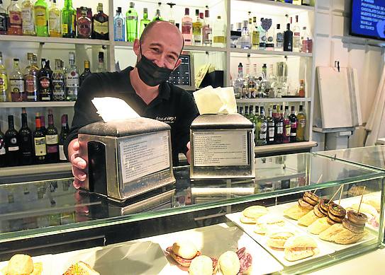 Los servilleteros, retirados durante la pandemia, también regresan a las mesas y a las barras. 