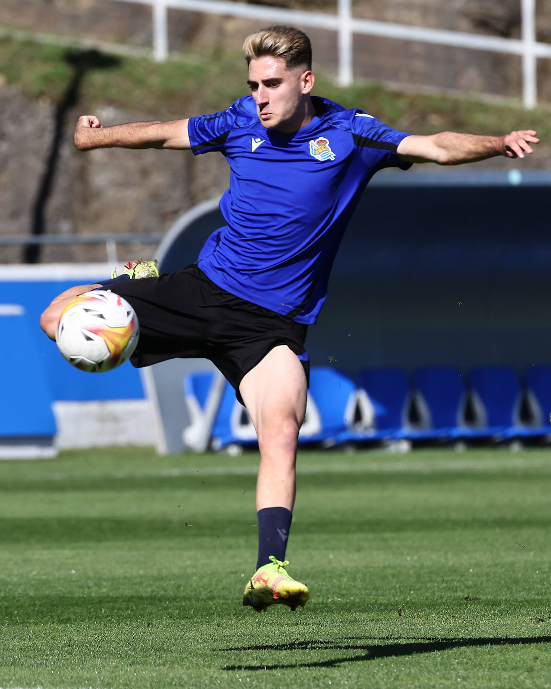 Robert Navarro a punto de golpear al balón.