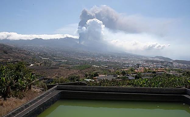 Imagen tomada desde Los Llanos de Aridane del volcán de La Palma 